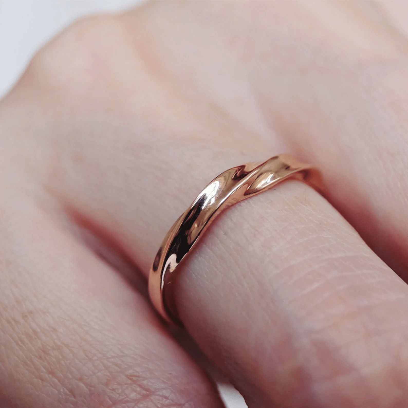 Gold Twist Band Ring Lidia - SOVATS