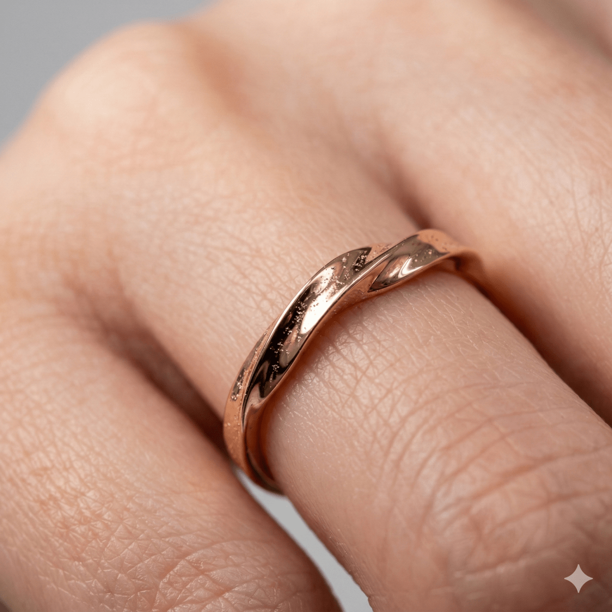 Gold Twist Band Ring Lidia - SOVATS