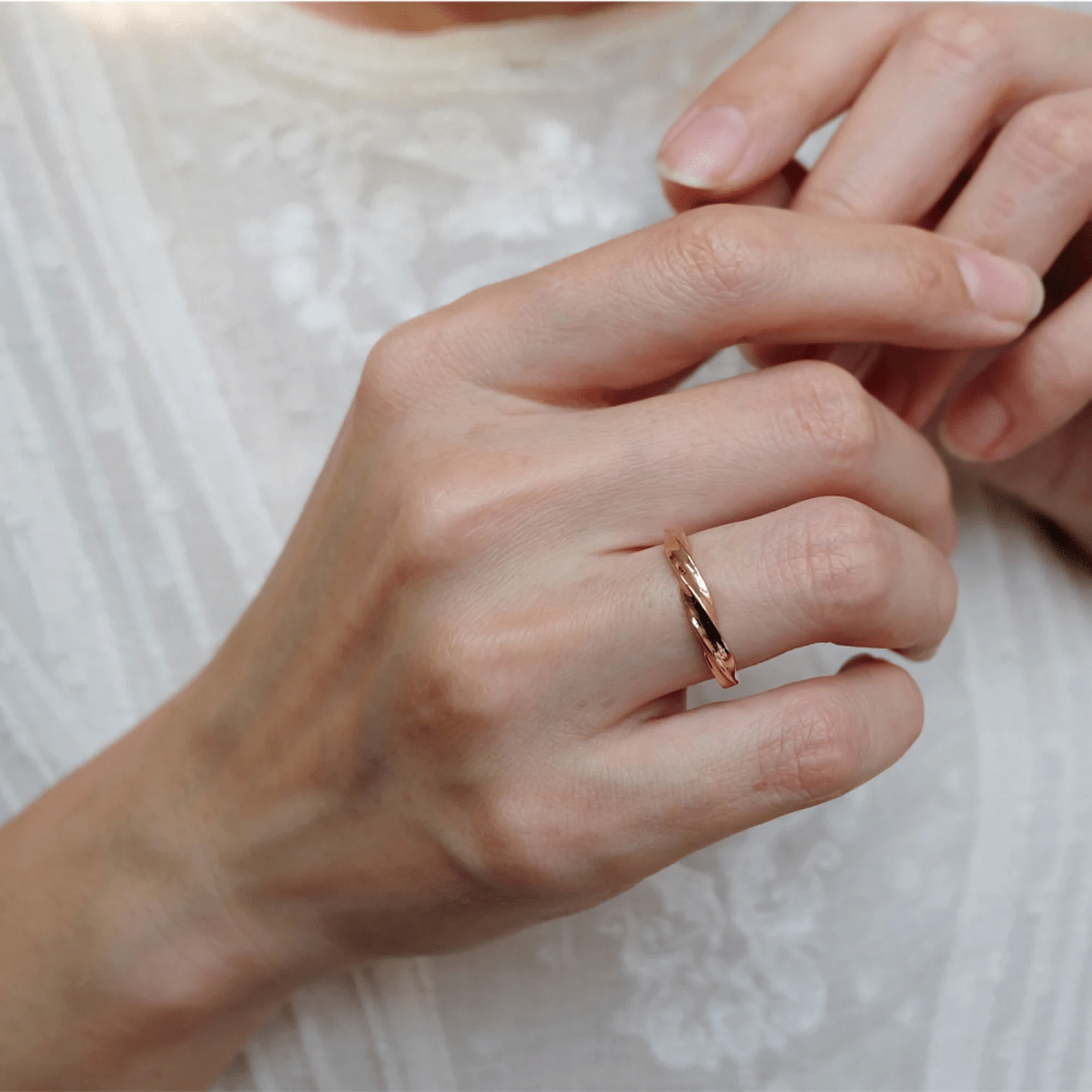 Gold Twist Band Ring Lidia - SOVATS